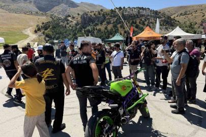 Erzincan’da ‘Ergan Motofest’ akrobasi şovuyla başladı