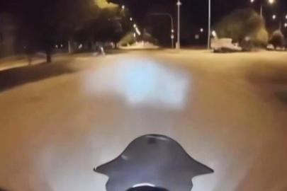 Erzincan’da iki motosikletin çarpışma anı kask kamerasına yansıdı