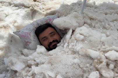 Erzincan’da ilginç serinleme yöntemi. Sıcaktan bunalıp karın içine girdi