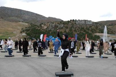 Erzincanlı kadınlar Ergan Dağı’nda step aerobikle buluştu