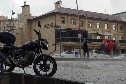 Erzurum yağmur ve dolu etkili oldu