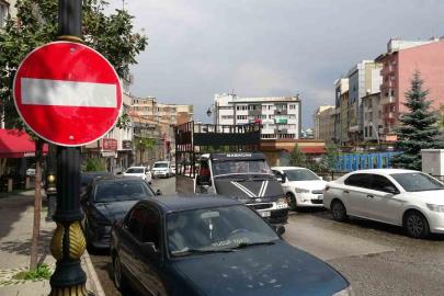 Esnafın kendi astığı tabela ses getirdi, belediye harekete geçti