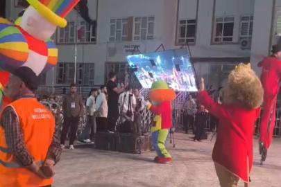 Festivalde 5 kişinin yaralanmasına neden olan led ekranın devrilme anının görüntüsü ortaya çıktı