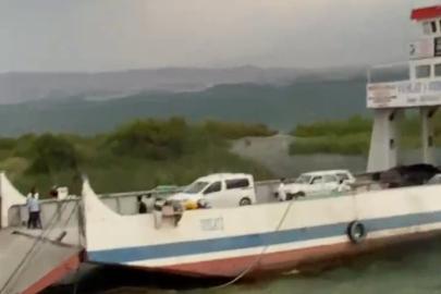 Fırtına feribotun iskeleyeye yanaşmasına izin vermedi