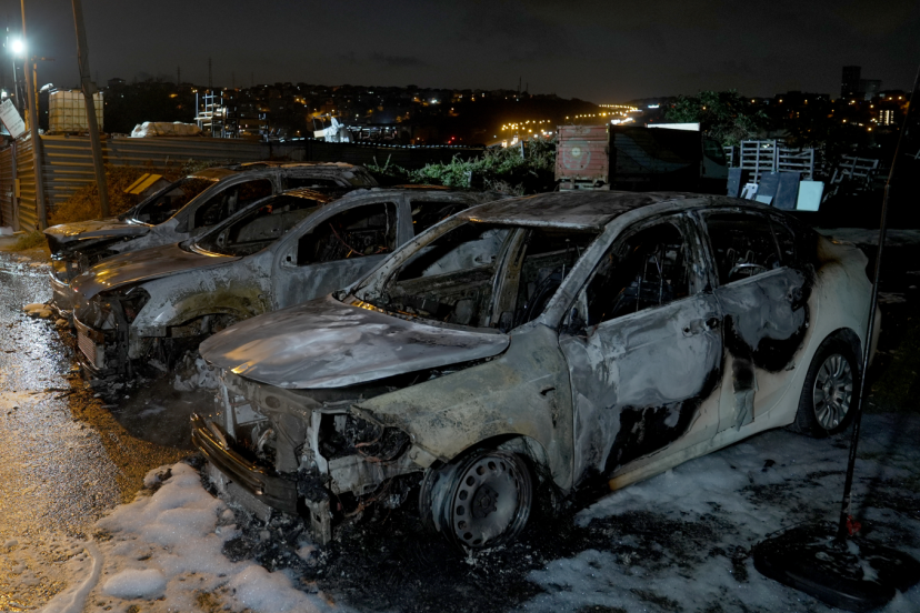 Galerideki araçlar alevlere teslim oldu. Kundaklama şüphesi üzerinde duruluyor