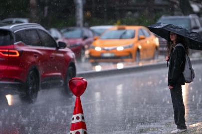 Hava değişiyor: Sıcaklıklar düşecek, sağanak geliyor
