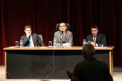 Iğdır Valisi Taşolar, muhtarların taleplerini dinledi