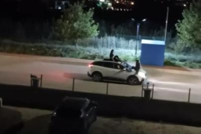 İki kadının seyir halindeki otomobilin üstünde tehlikeli yolculuğu kamerada