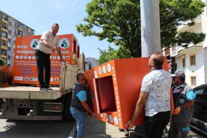 İlçenin dört bir yanına giysi kumbaraları