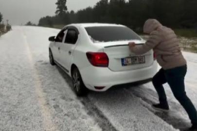 Kars’ta Ağustos ayında kış sürprizi! Sarıkamış beyaza büründü, araçlar yollarda mahsur kaldı