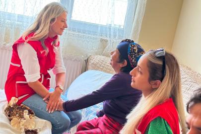Kars’ta Kızılay gönüllülerinden anlamlı hizmet: Evde bakım hareketiyle yalnızlığa ve ihtiyaçlara dokunuyorlar