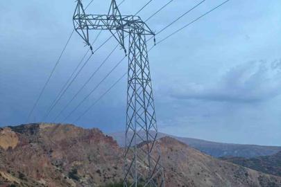 Kemaliye’de fırtına nedeniyle 8 köyde elektrik kesintisi