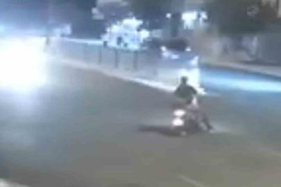 Motosikletteki 2 kişinin ölümden döndüğü kaza kamerada