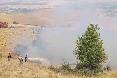 Muş’ta örtü yangını ekiplerin hızlı müdahalesiyle söndürüldü