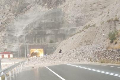 Oltu-Artvin yolu sağanak nedeniyle trafiğe kapandı