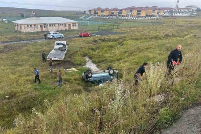 Sarıkamış’ta yağış kazaya neden oldu: Hafif ticari araç şarampole devrildi, 2 yaralı