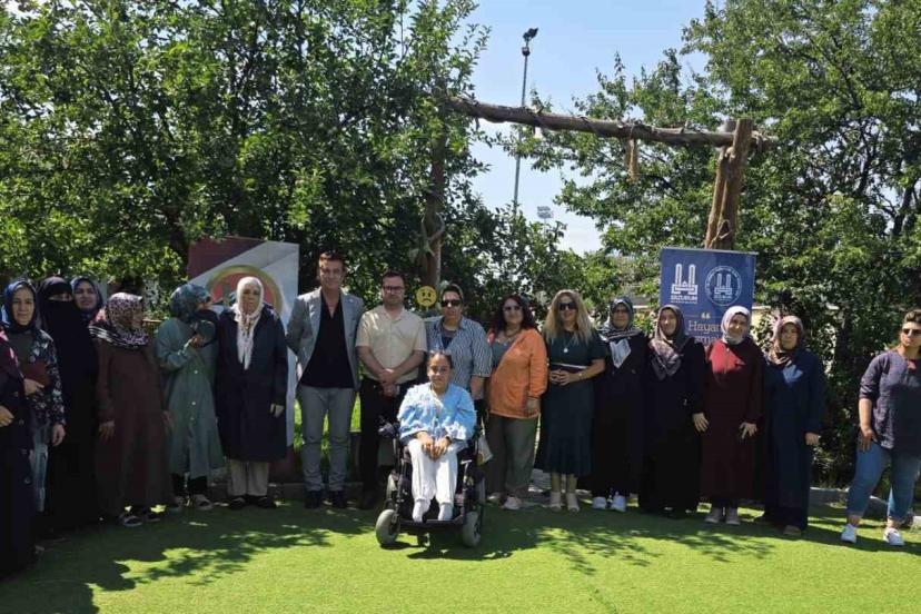 "Sen yeter ki gülümse" atölyesi, engelli annelerini bir araya getirdi