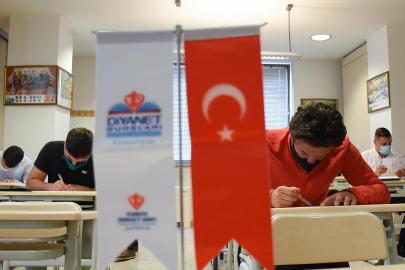 TDV'den eğitim şemsiyesi: 8 bin öğrenciye burs, 17 bin mezun