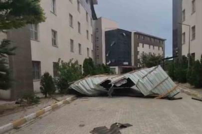 Van’da fırtına çatıları uçurdu