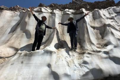 Yüksekova’da iki mevsim bir arada: Ağustos ayında metrelerce yükseklikteki kar tünelleri ziyaretcilerini ağırlıyor