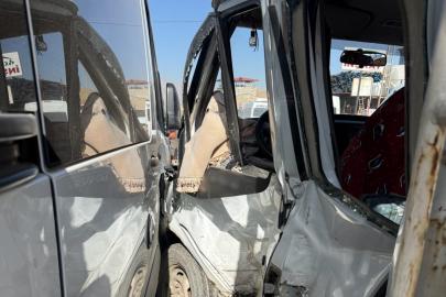 Yüksekova’da minibüs ile kamyonet çarpıştı: 10 yaralı