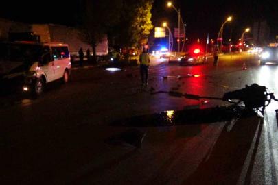 Ağaca çarpan minibüsün motoru yola fırladı: 2 yaralı