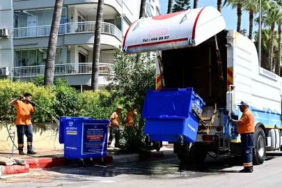 Antalya Muratpaşa'da konteynerler temizleniyor