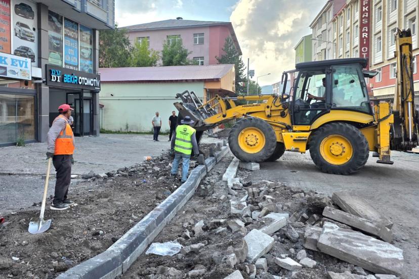 Ardahan Belediyenin kaldırım yenileme çalışmaları devam ediyor