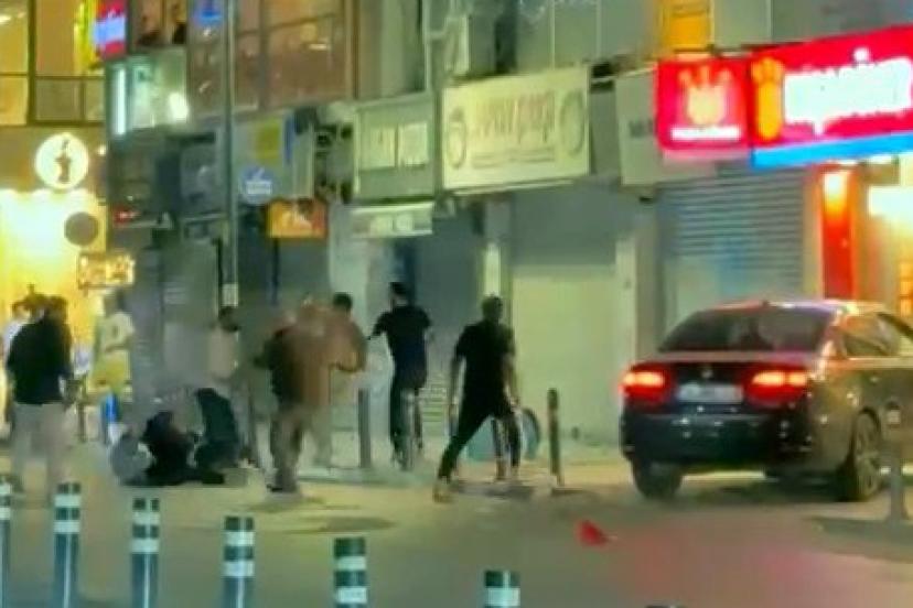 Avcılar’da iki grubun tekmeli yumruklu kavgası: Sandalyelerle saldırdılar
