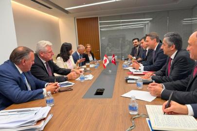 Bakan Bayraktar, Kanada Dışişleri Bakanı ve AtkinsRealis Üst Yöneticisi ile görüştü