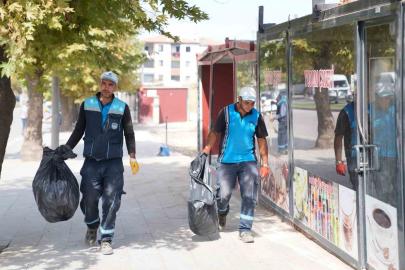 Battalgazi Belediyesi konteynerlerin kaldırıldığı alanları temizliyor