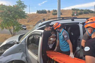 Bingöl’de hafif ticari araç aydınlatma direğine çarptı: 1 yaralı