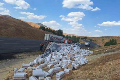 Bingöl’de saman yüklü tır devrildi: 1 yaralı