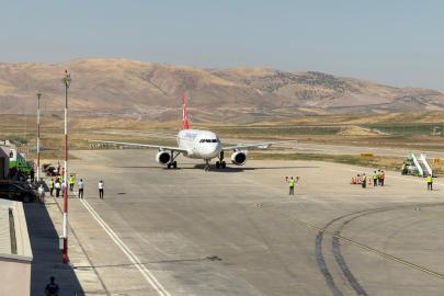 Çalışmalar bitti, havalimanı yeniden açıldı. İlk uçak İstanbul'dan geldi