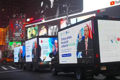 Cumhurbaşkanı Erdoğan'ın mesajları New York'ta dev ekranlarda