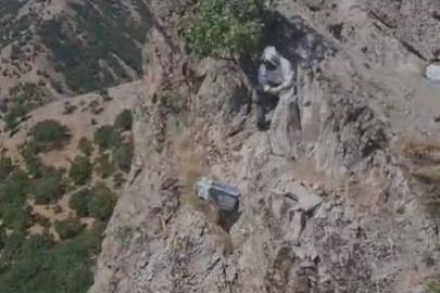 Doğal bal için kayalıklardan sarkıtılan kovanda sağım zamanı
