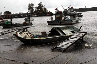 Düzce Akçakoca’da fırtına 14 tekneye zarar verdi