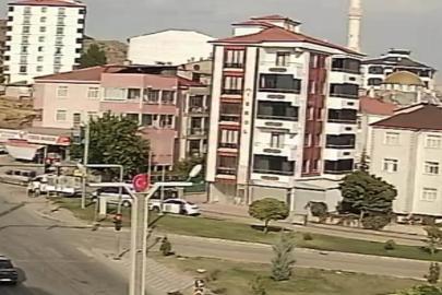 El freni çekilmeden bırakılan otomobil cadde boyu ilerleyip tarlaya uçtu