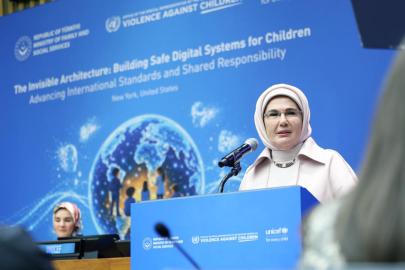 Emine Erdoğan: Çocuklar, zihinlerine göz konulmuş hedef kitleye dönüştürüldü