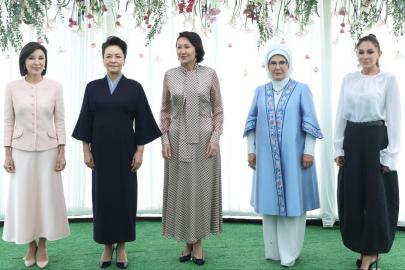 Emine Erdoğan Kırgızistan'da lider eşleriyle buluştu