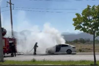 Erzincan’da bakım için servise götürülen otomobil yandı