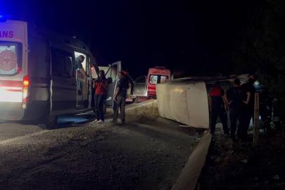 Erzincan’da bal yüklü minibüs devrildi: 3 yaralı