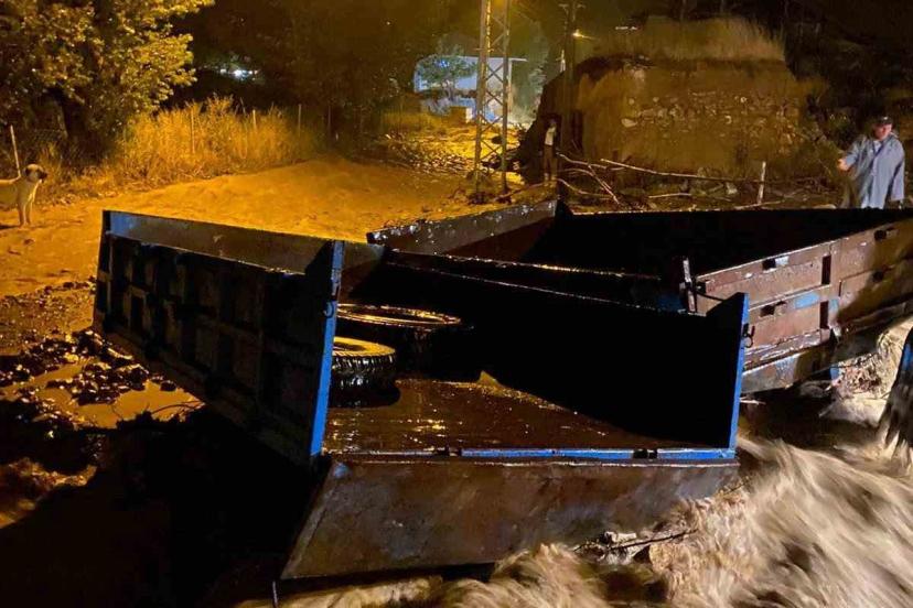 Erzincan’da sağanak yağış Saraycık köyünde taşkına neden oldu