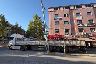 Erzincan’da tırın dorsesi aydınlatma direğine çarptı