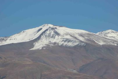Erzincan’ın yüksek kesimleri mevsimin ilk karıyla beyaza büründü