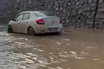 Erzurum-Artvin Karayolunda sel: Dereler taştı, bir araç mahsur kaldı