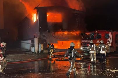 Esenyurt'ta iş yeri yangını. İtfaiyenin müdahalesi sürüyor