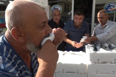 Fiyatı 100 liraya düştü. Sevinçten çiğ çiğ yedi