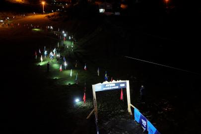 Geceyi kafa lambalarıyla aydınlattılar. 62 ülkeden 2 bin sporcu Rize'de