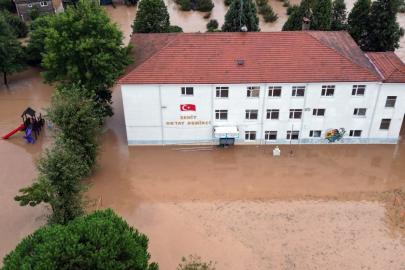 Görüntüler Sakarya'dan: Yollar ve evler sular altında